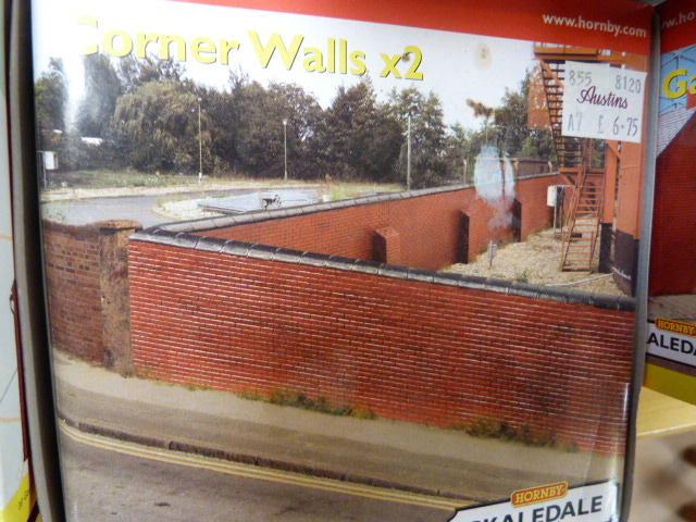 Hornby Skaledale 00 gauge 6 scale models - Office & Gate R8742, Harolds Larder Corner Shop R8624, - Image 5 of 6