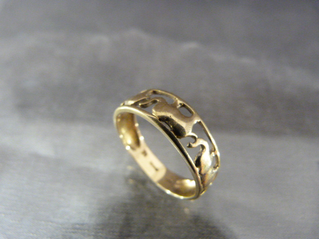 9ct Gold Ring with pierced elephant decoration UK - N approx weight - 2g Makers Mark M.M - Image 2 of 4