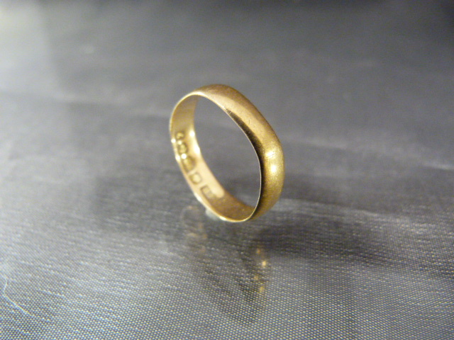 22ct Gold Wedding band with a slight dent UK - N. Approx weight - 2.3g