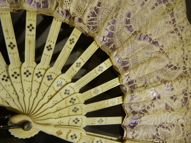 Victorian openwork ivory and lacework fan. Inlaid with a white coloured metal and pierced - Image 3 of 5