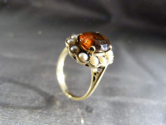 Vintage 9ct Sherry Citrine and Seed Pearl Ring. The 'Cream Sherry' coloured Oval cut citrine - Image 4 of 4