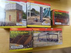 Hornby - Skaledale Five Boxed 00 scale models - Water Tower R8639, Purifiers R8741, Coal Staithes