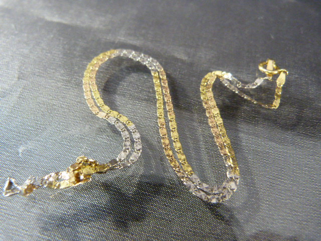 18ct Gold (marked 750) two tone Italian White gold and Yellow Gold necklace. Approx weight 3g - Image 2 of 3