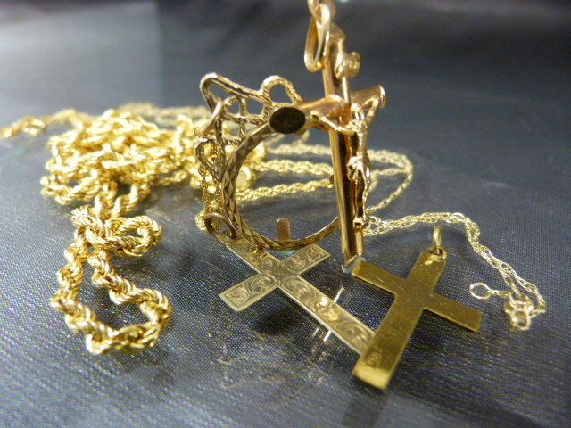 Collection of 9ct - Hallmarked sovereign holder on 9ct chain, 9ct Fine chain, 9ct Yellow gold rope