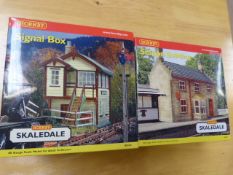 HORNBY-SKALEDALE-SIGNAL-BOX-R8534-IN-BOX & Hornby - Skaledale - Station Building R8629