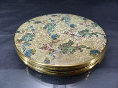 Unusual Vogue Vanitie Compact decorated with Enamel to front depicting Japanese warriors and