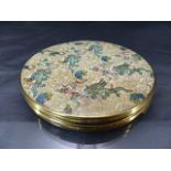 Unusual Vogue Vanitie Compact decorated with Enamel to front depicting Japanese warriors and