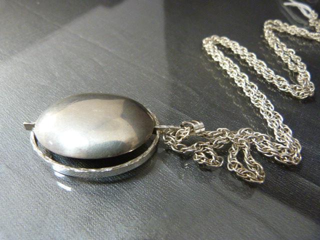 Silver (925) 1971 import mark, contemporary pendant with a polished oval convex centre. approx 35. - Image 3 of 3