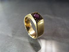 9ct Gold Solitaire Ruby Ring (London 1958 by JSW), the Ruby measures approx: 4.7mm in diameter. Size