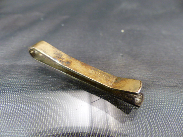 9ct Gold on silver tie clip with engine turned decoration - Image 3 of 4