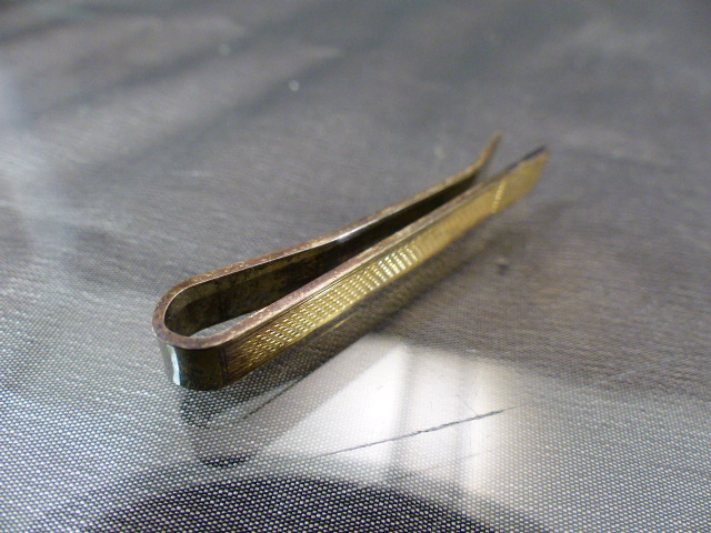 9ct Gold on silver tie clip with engine turned decoration - Image 4 of 4