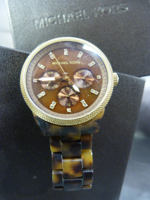A LADIES MICHAEL KORS WRISTWATCH in presentation Box with paperwork - Image 5 of 7