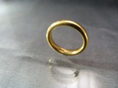 22ct Gold Wedding band Approx Weight - 7.1g. Unusual box marked 'To the Royal Family' with the crown