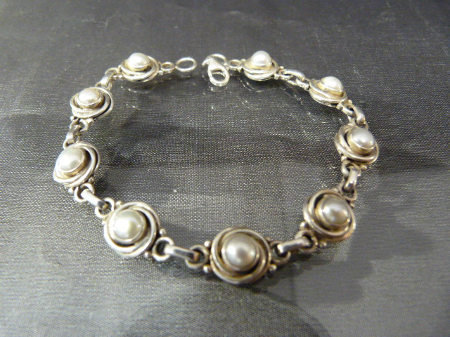Hallmarked silver bracelet set with interspersed pearls in a circular design. - Image 4 of 4