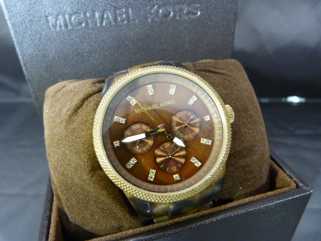 A LADIES MICHAEL KORS WRISTWATCH in presentation Box with paperwork