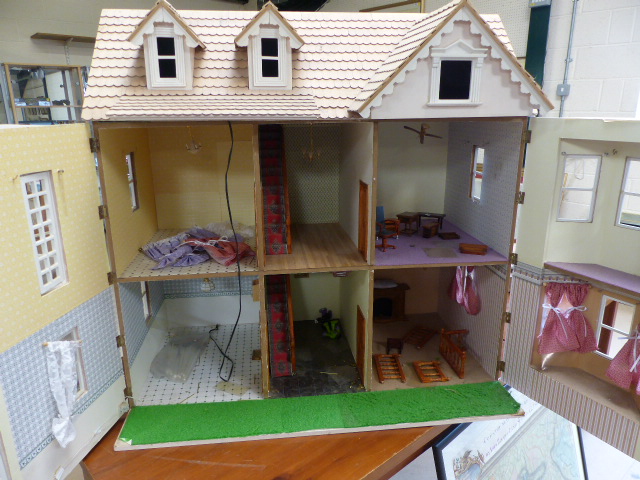 Large three story dolls house with opening roof and two fronts. - Image 2 of 2