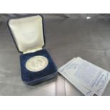 Queens silver Jubilee Commemorative Medal 1977 in original box with paperwork. Weight approx 37.6g