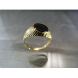9ct Gold Gents Onyx Ring. The oval Onyx stone is approx: 11.6mm x 9.7mm wide. Size approx: ‘P’