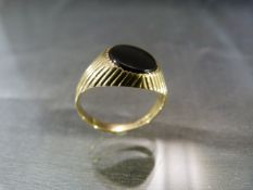 9ct Gold Gents Onyx Ring. The oval Onyx stone is approx: 11.6mm x 9.7mm wide. Size approx: ‘P’