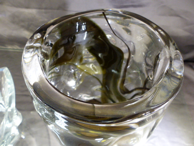 Large Whitefriars black and clear glass vase along with a heavy clear glass vase - Image 5 of 5