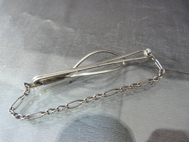 Silver Gents Tie clip Restraint. The 2½“ bar has an approx: 4” Figaro chain to secure the tie.
