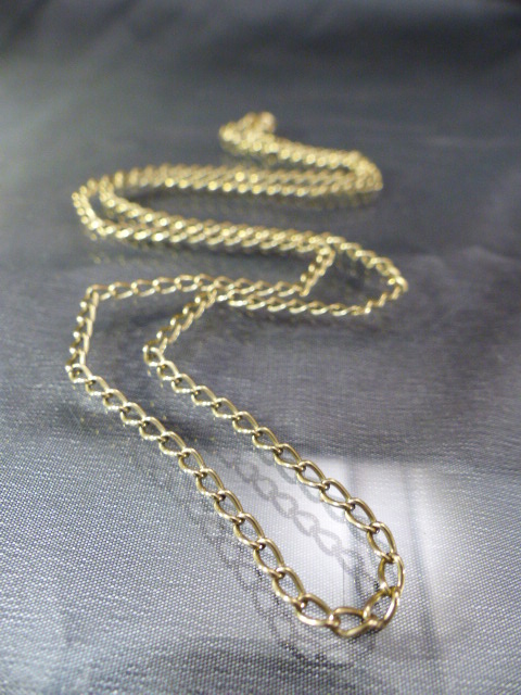 9ct Gold hallmarked chain. Weight approx 7.2g