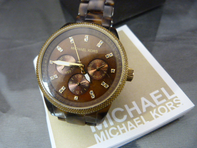 A LADIES MICHAEL KORS WRISTWATCH in presentation Box with paperwork - Image 3 of 7