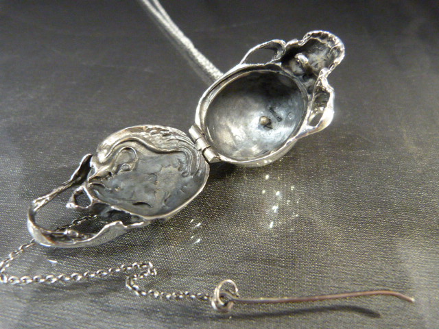 An unusual silver skull pendant necklace on a silver chain - Image 5 of 9