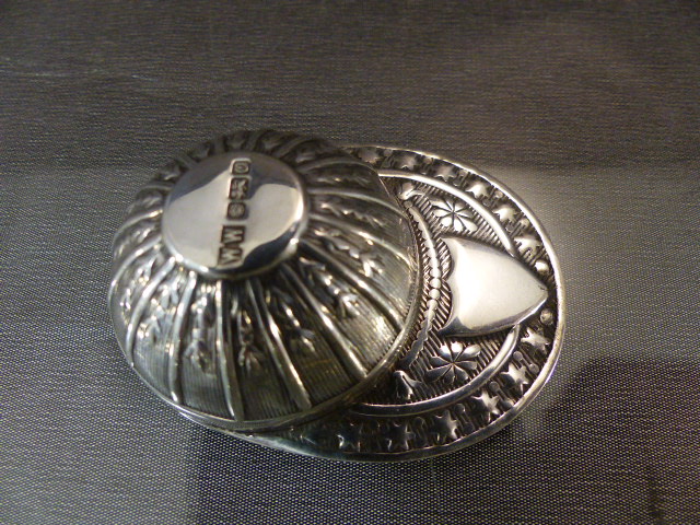 Hallmarked silver caddy spoon in the form of a Jockey's Cap. Hallmarks for Sheffield 1988. Maker - Image 3 of 4