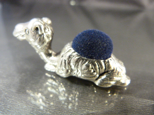 Silver pincushion in the form of a camel - Image 3 of 4