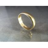 9ct Gold hallmarked wedding band (total weight approx 2.8g)