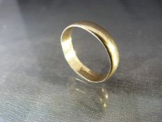 9ct Gold hallmarked wedding band (total weight approx 2.8g)