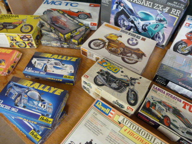 Box containing Vintage Kit car models - to include makes such as Revell, Heller, Raft, Fujimi, - Image 3 of 7