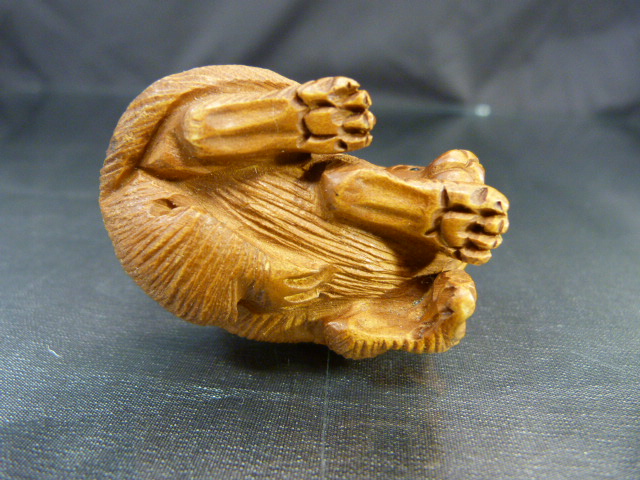 Carved Netsuke of a stylized dog - Image 7 of 7