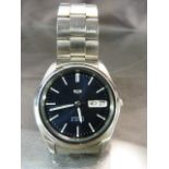 Mens Watch: Seiko "5" 21 Jewels Automatic, stainless steel bracelet roman numerals on dark face