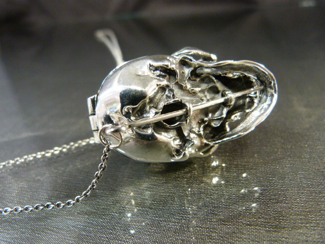 An unusual silver skull pendant necklace on a silver chain - Image 3 of 9