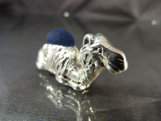 Silver pincushion in the form of a camel - Image 2 of 4