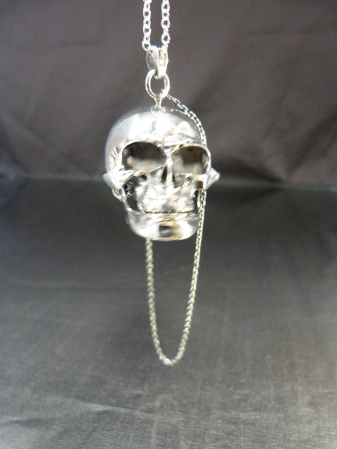 An unusual silver skull pendant necklace on a silver chain - Image 9 of 9