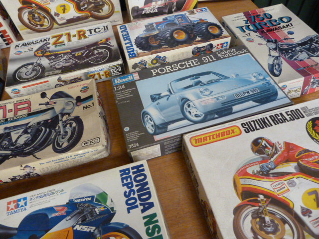 Box containing Vintage Kit car models - to include makes such as Revell, Heller, Raft, Fujimi, - Image 2 of 7