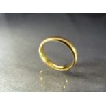 22ct hallmarked gold ring (total weight approx 4.9g)