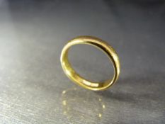 22ct hallmarked gold ring (total weight approx 4.9g)