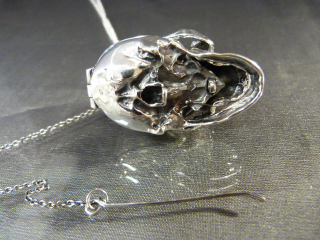 An unusual silver skull pendant necklace on a silver chain - Image 4 of 9