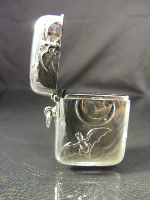 Silver vesta case depicting bats and the moon - Image 3 of 5