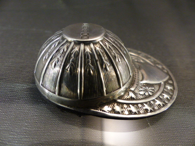 Hallmarked silver caddy spoon in the form of a Jockey's Cap. Hallmarks for Sheffield 1988. Maker - Image 2 of 4