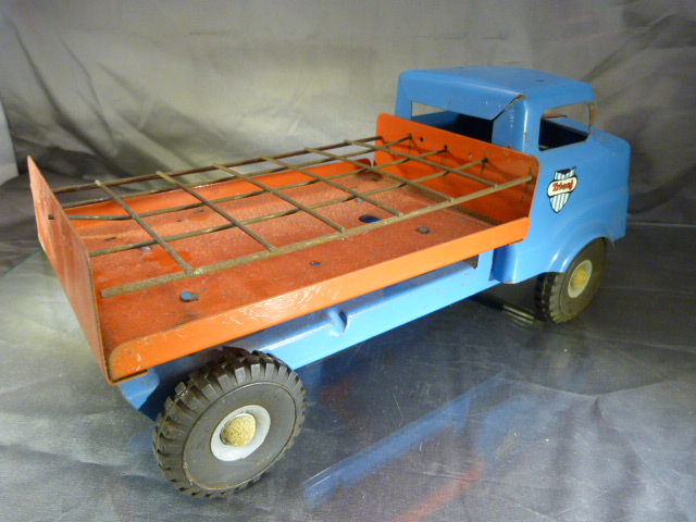 Tri-Ang Tinplate milk truck. In good order with no major dents or chips. - Image 3 of 5