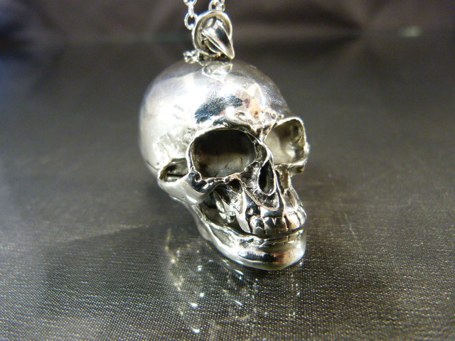 An unusual silver skull pendant necklace on a silver chain - Image 6 of 9