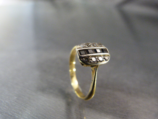 18ct Gold ring set with a row of Sapphires flanked either side with Diamonds - Image 3 of 6
