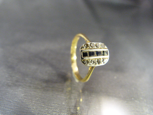 18ct Gold ring set with a row of Sapphires flanked either side with Diamonds - Image 4 of 6