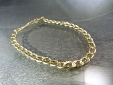 9ct curb link bracelet (approx 16cm long)