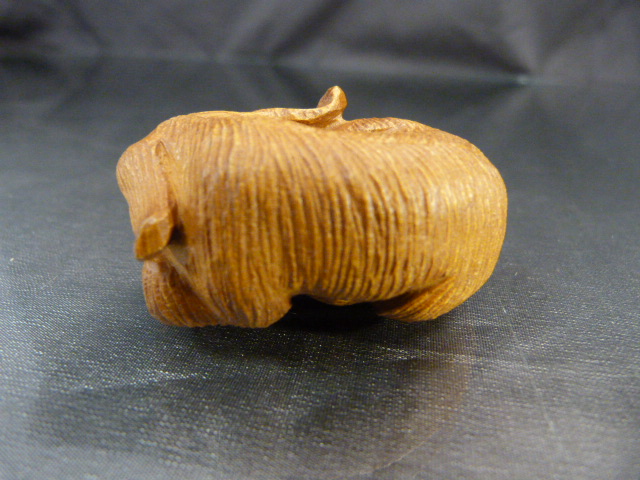 Carved Netsuke of a stylized dog - Image 4 of 7